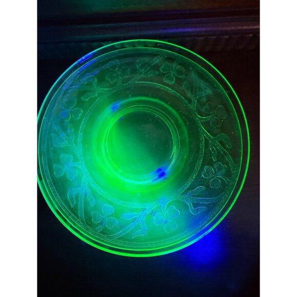 Vintage 30's Set of 2 Green Uranium Saucer Plates Etched Clovers - Picture 9 of 11